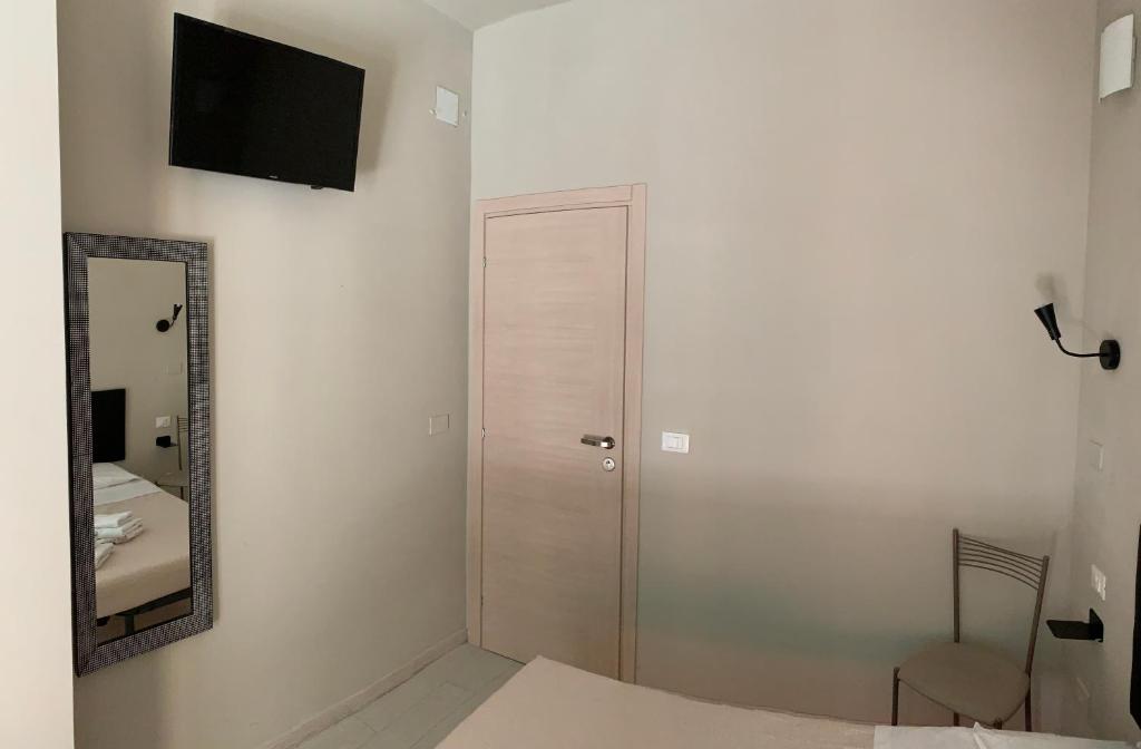Ugo lenzi 6 rooms room 1