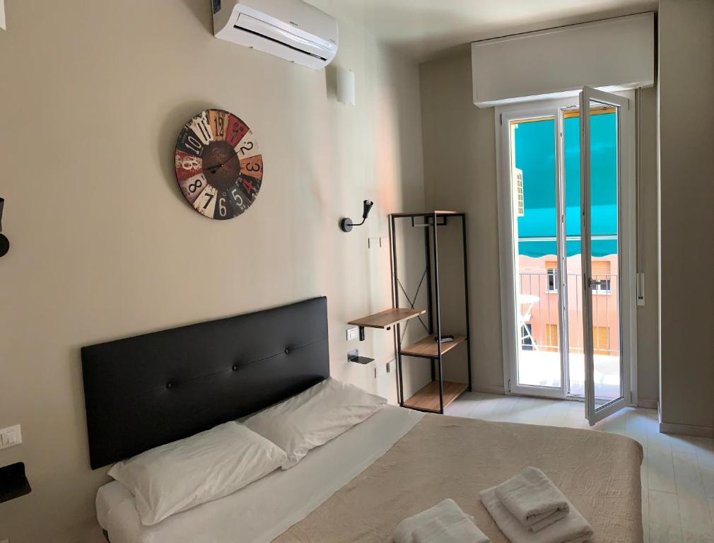 Ugo lenzi 6 rooms room 2