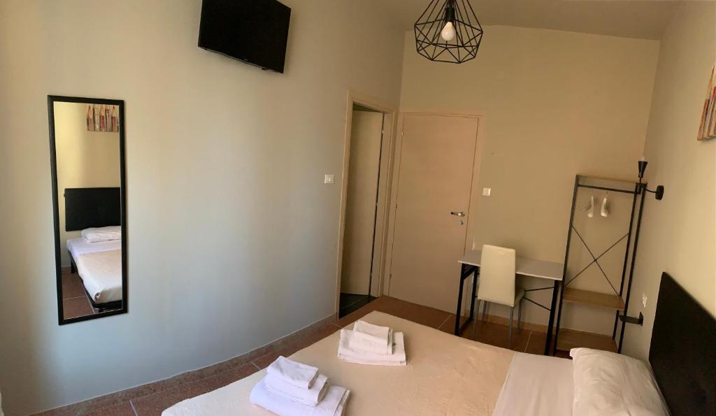 Ugo lenzi 6 rooms room 4